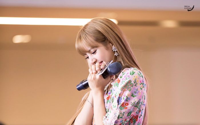 Lisa (BlackPink) gây xúc động với những lời chia sẻ cùng thực tập sinh Thanh Xuân Có Bạn 2 trước vòng loại trừ