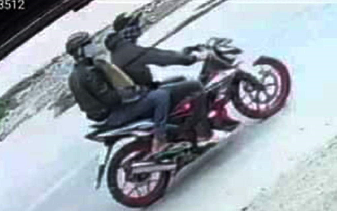 Hai thanh niên táo tợn dùng bình xịt hơi cay, búa và mã tấu cướp tiệm vàng giữa trưa