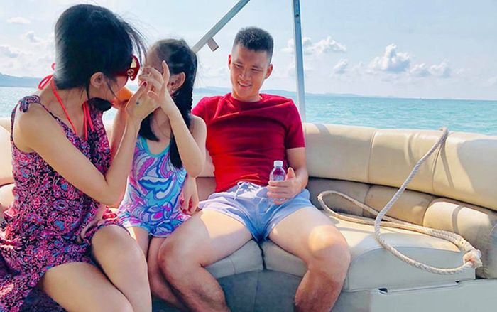 Vừa bị con gái cho 'mọc sừng', Thủy Tiên tiếp tục nhận cái kết 'đắng' khi nhờ chồng chụp ảnh