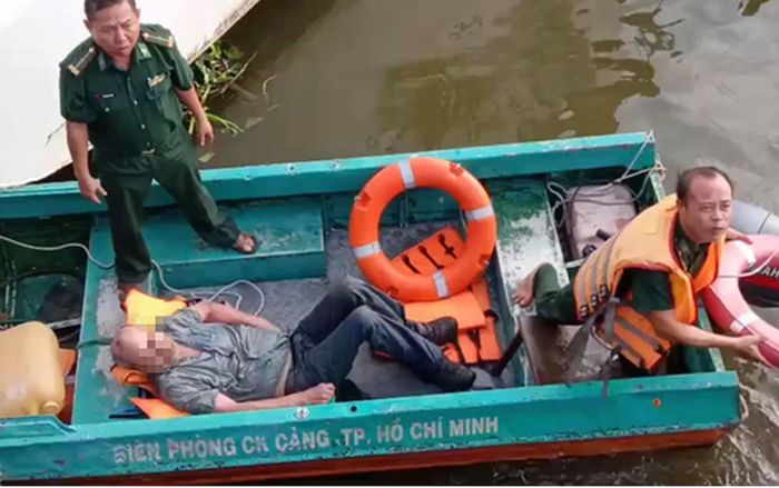 Người đàn ông Mỹ được lực lượng biên phòng cứu khi gặp nạn trên sông Sài Gòn