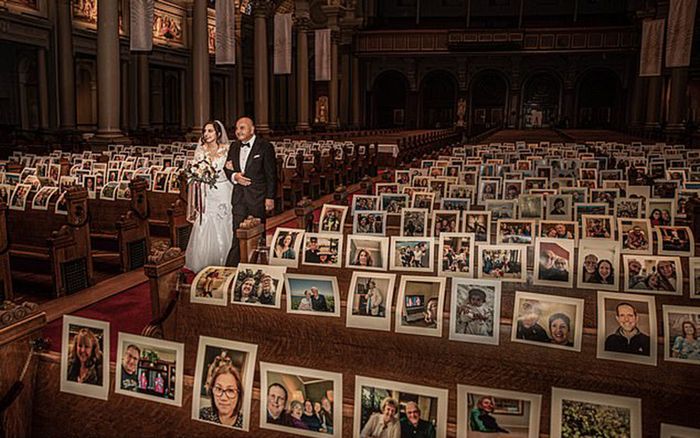 Không một khách mời dự lễ cưới, cặp đôi làm cách này gây chú ý giữa mùa dịch