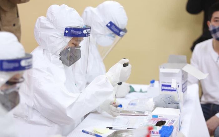 69 người thuộc tổ bay quốc tế đợi kết quả xét nghiệm dịch COVID-19 tại TP.HCM