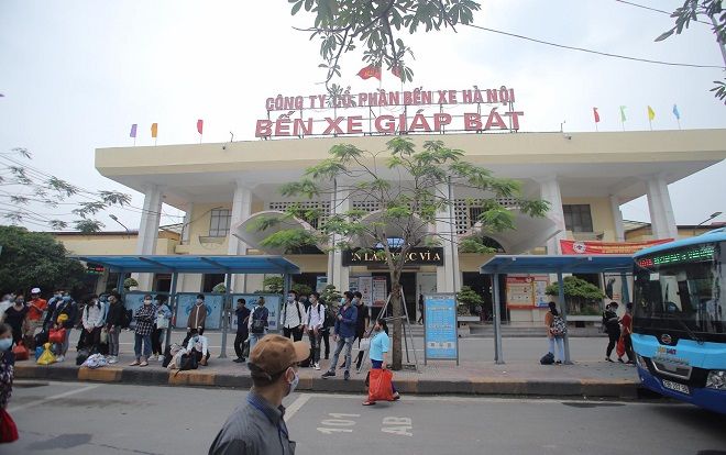 Người dân lỉnh kỉnh đồ đạc trở lại Hà Nội sau kì nghỉ lễ 30/4 kéo dài 4 ngày