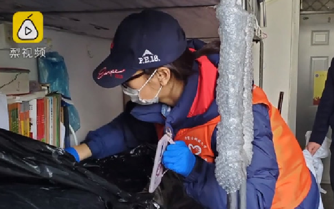 Giảng viên tiếp nhận đơn quét dọn ký túc xá và tưới cây miễn phí trước khi sinh viên quay trở lại trường