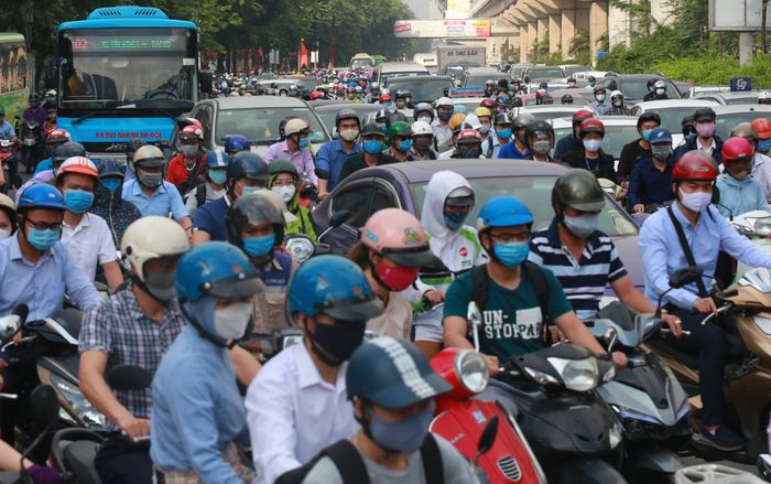 Đường phố đông nghịt, lâu lắm rồi mới thấy 'đặc sản' tắc đường ở Hà Nội sau kỳ nghỉ dài vì dịch COVID-19