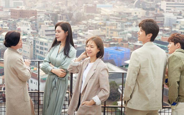 My Unfamiliar Family: Kim Ji Suk là người bạn mà ai cũng muốn có