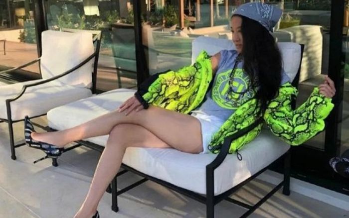 'Nữ hoàng' loạt váy cưới cổ tích Vera Wang khoe chân dài nuột nà ở tuổi 70