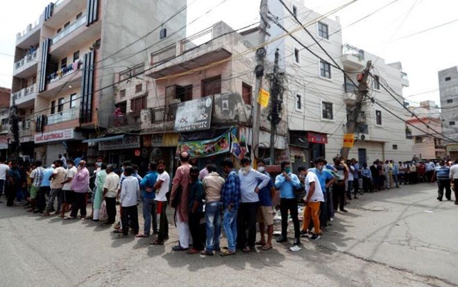 Hàng dài người xếp hàng chờ mua rượu ở Ấn Độ dù mới nới lỏng phong tỏa