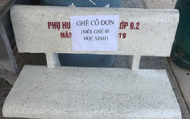 Trở lại trường học sau ‘kỳ nghỉ Tết dài nhất lịch sử’, chiếc ghế đá quen thuộc của học sinh ngày nào nay bỗng hóa ‘cô đơn’