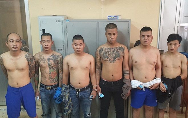 Bắt băng nhóm cho vay nặng lãi tàng trữ súng, áo giáp và nhiều mã tấu