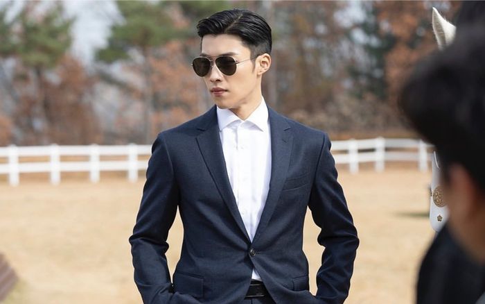 Chiêm ngưỡng vẻ điển trai của bảo mẫu quốc dân Woo Do Hwan trong Quân vương bất diệt
