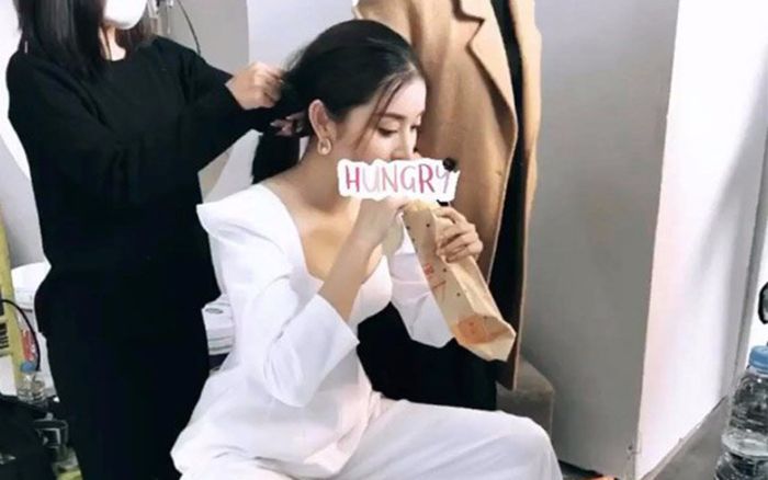 Á hậu Huyền My dùng 'quái chiêu' để mặc vừa quần áo, fan cười nghiêng ngả