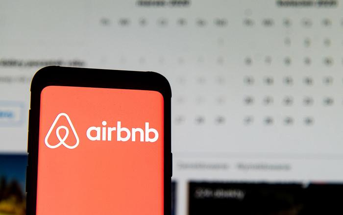 Cơn bão COVID-19 khiến Airbnb sa thải một phần tư nhân sự