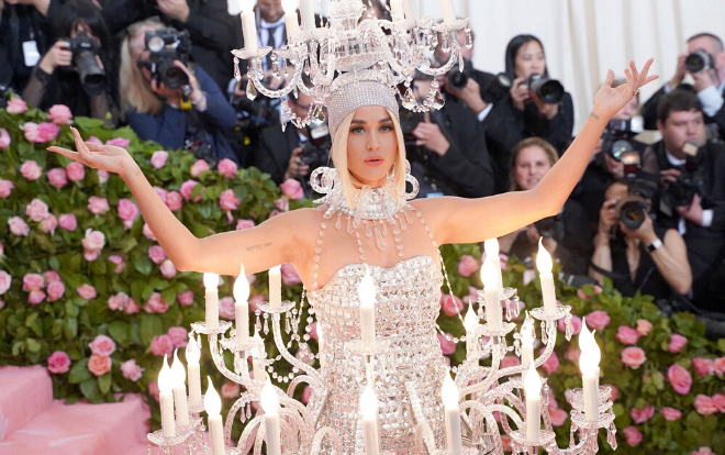 Katy Perry ‘ham hố’ khoe bụng bầu ở thảm đỏ Met Gala nhưng không thành