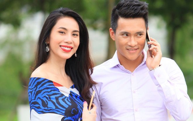 Thủy Tiên đập hộp siêu hài hước, bé Bánh Gạo cười 'té ghế'