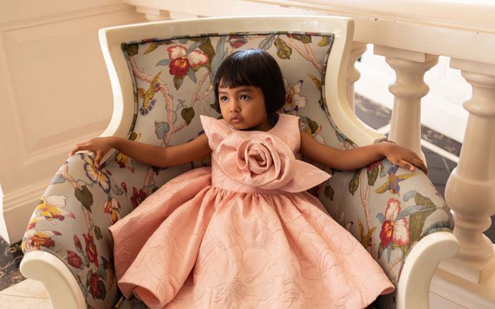 Bé gái da nâu 4 tuổi làm mẫu ảnh, thần thái đầy cuốn hút