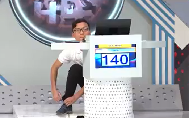 Trả lời xong câu hỏi, nam sinh thực hành luôn tại trường quay 'Đường lên đỉnh Olympia' để kiểm tra đáp án