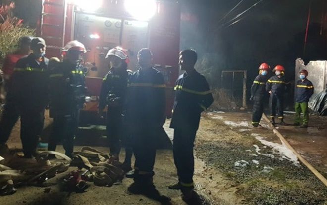 Kho chứa hóa chất rộng 240m2 ở Đắk Lắk bất ngờ bốc cháy kèm nhiều tiếng nổ lớn