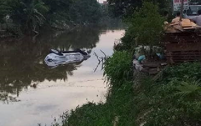 Ô tô 7 chỗ lao xuống sông lúc rạng sáng, 2 người tử vong