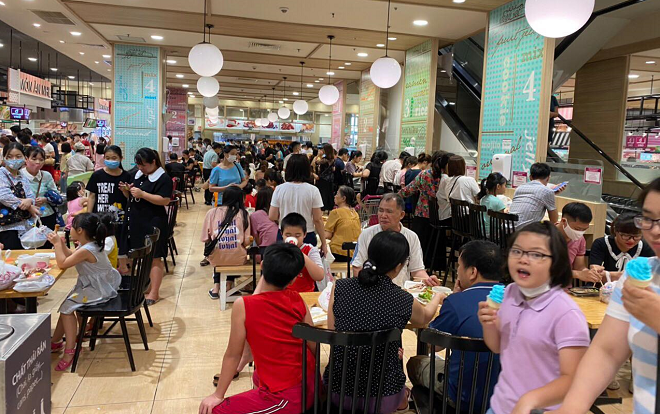 Chùm ảnh: Người dân Hà Nội đổ về trung tâm thương mại tránh cái nóng hơn 40 độ C