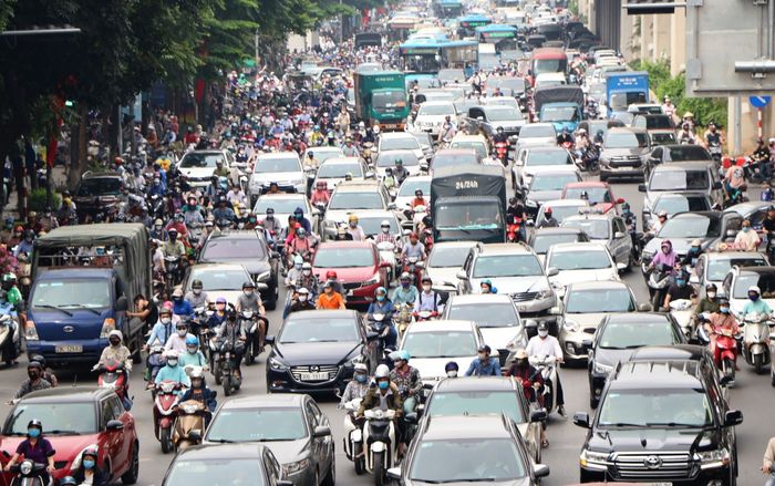 ‘Biển người’ tắc cứng trên đường phố Hà Nội trong ngày học sinh toàn cấp quay lại trường học