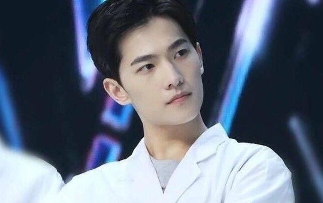 Dương Dương thử thách với hình ảnh 'người hùng blouse trắng', xuất hiện ở bệnh viện để lấy thêm kinh nghiệm để đóng phim