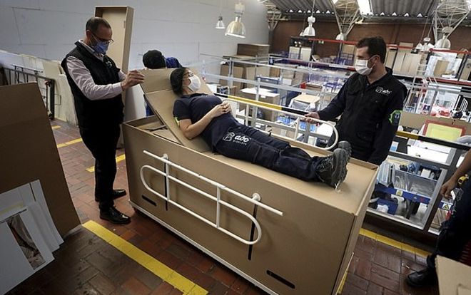 Giường bệnh bằng bìa các-tông 'biến' thành quan tài giữa khủng hoảng COVID-19