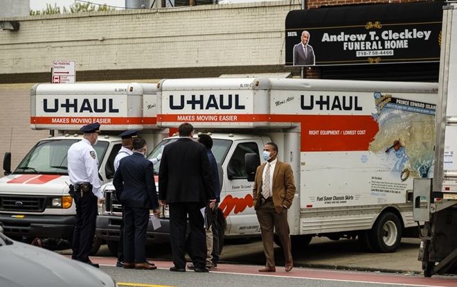 Cư dân New York phàn nàn về mùi xác chết, tận thấy thi thể bị rơi khi chất lên xe tải