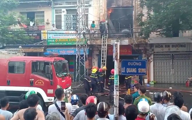 Giải cứu thành công 10 người mắc kẹt trong vụ cháy chung cư cũ ở Sài Gòn