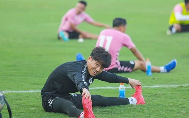 Thủ môn Phí Minh Long phẫu thuật đầu gối