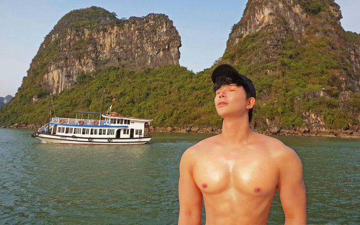 Nathan Lee khoe body vạm vỡ lái du thuyền du ngoạn trên Vịnh Hạ Long