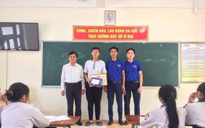 Phát hiện 2 mẹ con đang chới với trên biển, nam sinh lớp 11 dũng cảm lao xuống cứu giúp