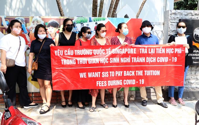 Nhiều phụ huynh kéo đến Trường Quốc tế Singapore yêu cầu trả lại tiền học phí trong thời gian tránh dịch COVID-19