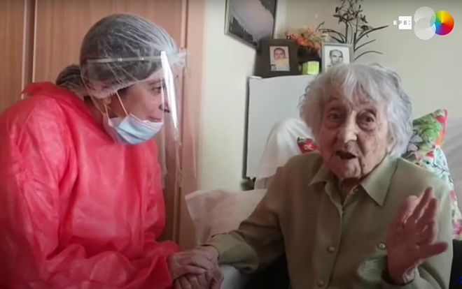 Cụ bà 113 tuổi thắng COVID-19 dù không đi viện