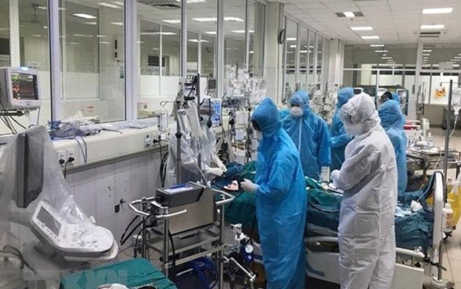 Hai người gọi điện xin được hiến phổi cứu sống nam phi công người Anh nhiễm COVID-19