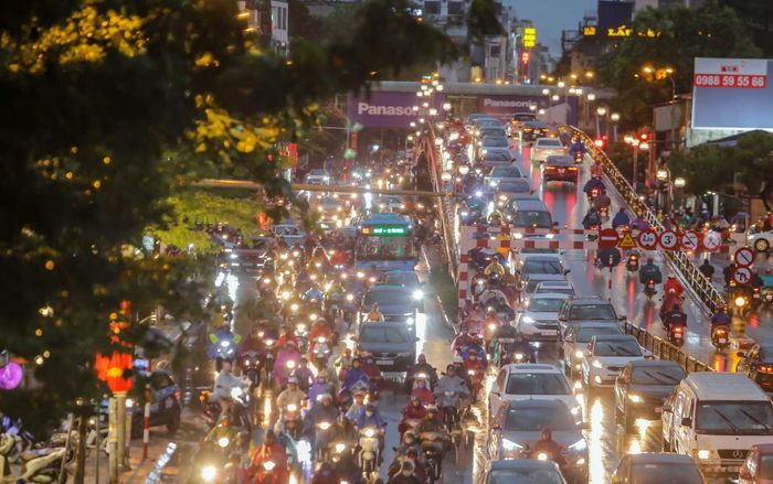 Hà Nội mưa dông cuối chiều khiến nhiều tuyến đường tắc cứng, người dân vật vã dầm mưa về nhà