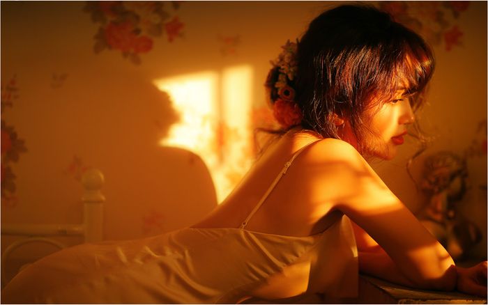 Sĩ Thanh khoe trọn sức hút thanh xuân bằng bộ ảnh lộ lưng trần gợi cảm