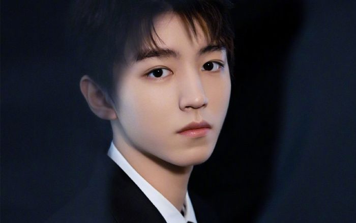 Nối tiếp Tiêu Chiến, Vương Tuấn Khải có fan là giáo viên ép học sinh phải cổ vũ thần tượng