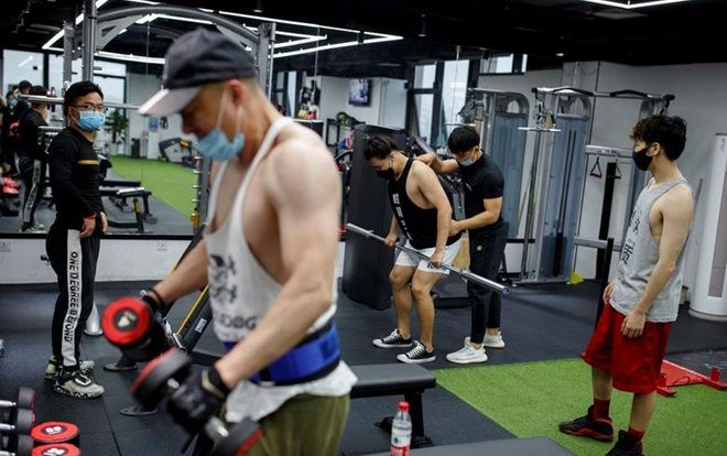 Cảnh người dân thế giới sống chung với COVID-19