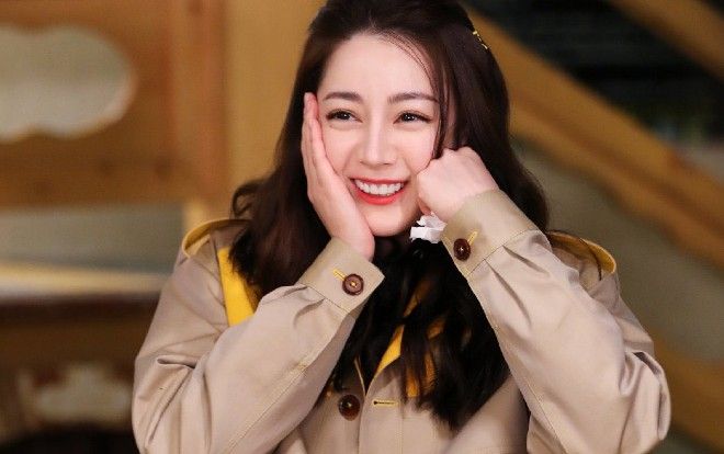 Địch Lệ Nhiệt Ba tiết lộ 9 năm qua đều ở khách sạn, chưa có suy nghĩ mua nhà khiến nhiều người tò mò