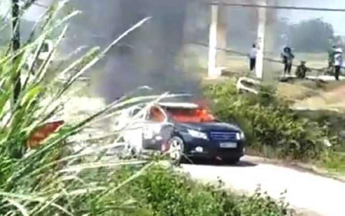 Xe chở đoàn Sở Xây dựng cháy rụi giữa đường vì búi rơm phơi của dân