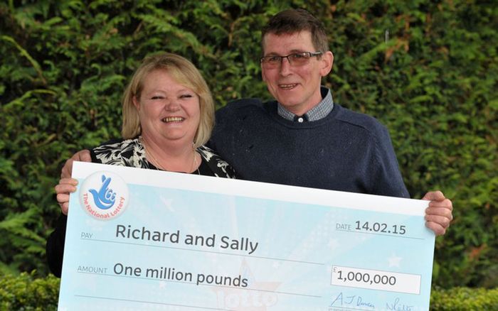 Trúng số 1 triệu đô, người phụ nữ vẫn trở lại nghề điều dưỡng giữa dịch COVID-19