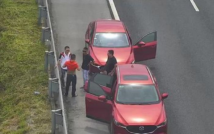 Dừng xe trên đường cao tốc để hút thuốc, tài xế bị phạt 7 triệu đồng