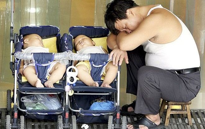 Người đàn ông suy sụp khi biết con sinh đôi có hai cha