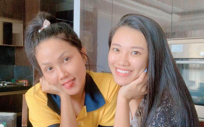 Á hậu Kim Duyên đọ mặt mộc với đàn chị H'Hen Niê, kẻ chín lạng người nửa cân, ai cũng trầm trồ!