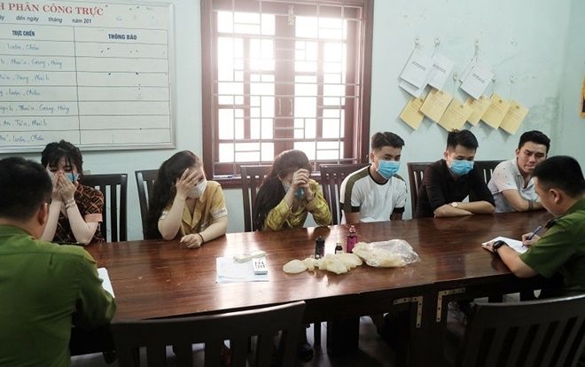 Sau tiệc ma túy tại quán bar, 3 cô gái rủ bạn trai về căn hộ mở 'động lắc'