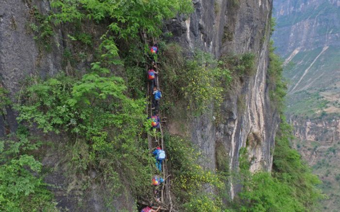 Nơi người dân leo 'thang trời' cao 800 m suốt 200 năm