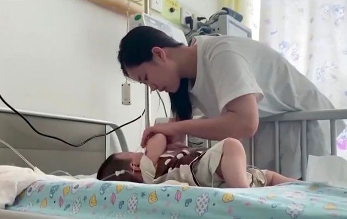 Bé gái 6 tháng tuổi bị chai dầu gội từ tầng cao rơi trúng đến biến dạng đầu