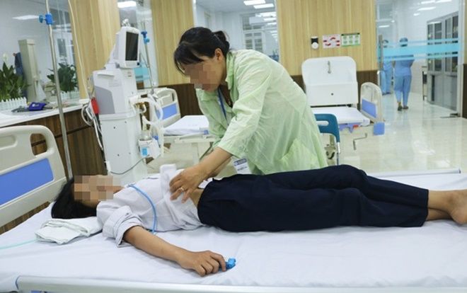 Nhiều học sinh ở Hải Phòng có dấu hiệu ngộ độc phải nhập viện sau khi uống nước giải khát