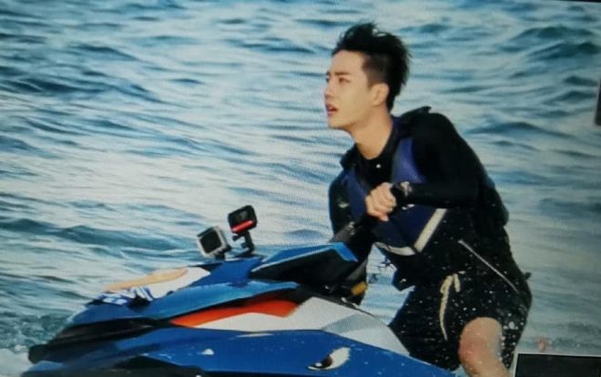 Hình ảnh lướt sóng của Vương Nhất Bác với mái tóc ngắn tạo cơn sốt, cư dân mạng: 'Là vận động viên hay celeb?'